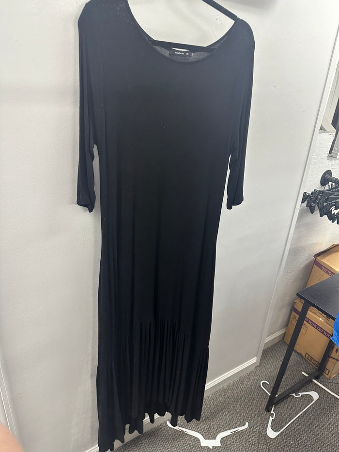 Annabelle Black Maxi Dress       Medium     (001)