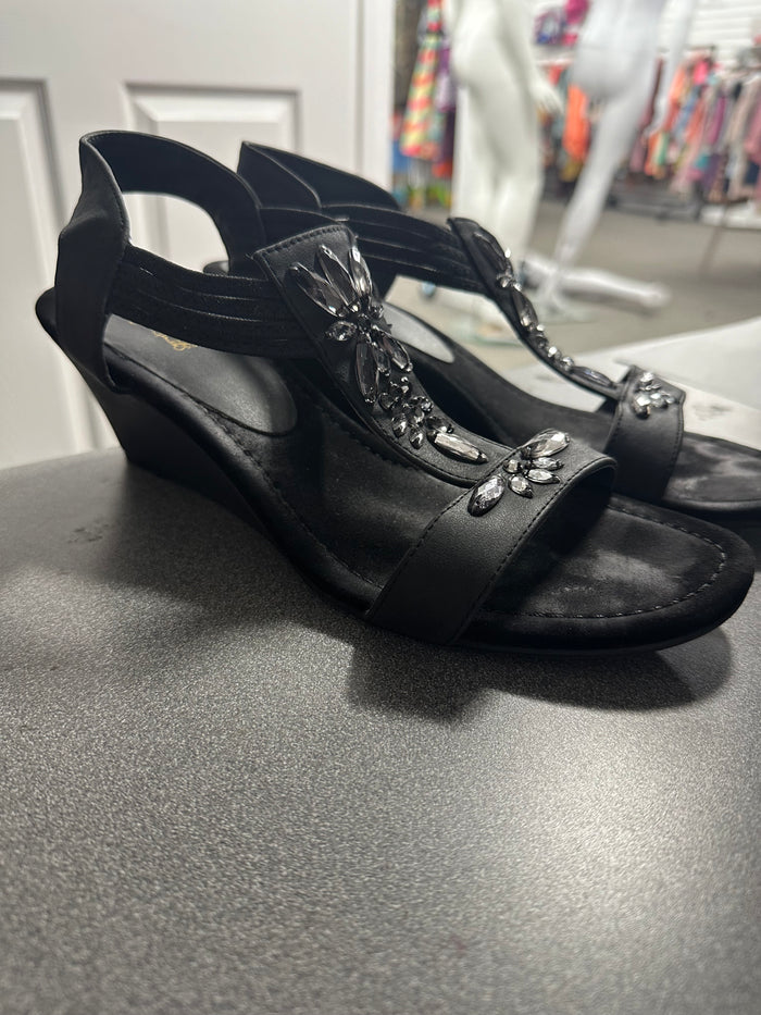Jaclyn Smith Black Wedge Sandals      Size: 9.5        (015)