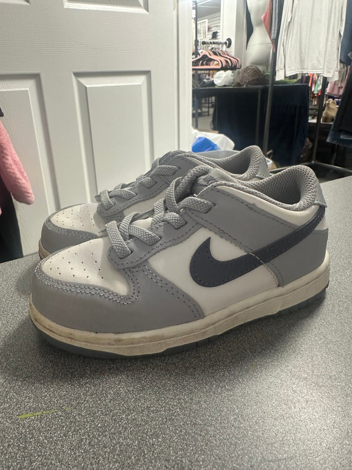 Nike Toddler Sneakers/Grey   Size: 9C   (004)