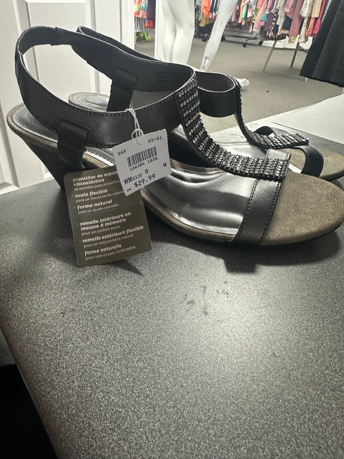 NWT Silver Gray Wedges    Size:9        (015)