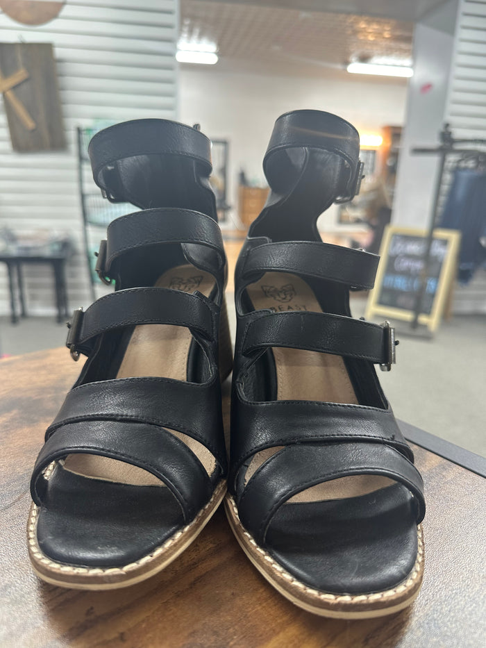 Buckle Beast Fashion Black Heels  Size 7.5.   (001)