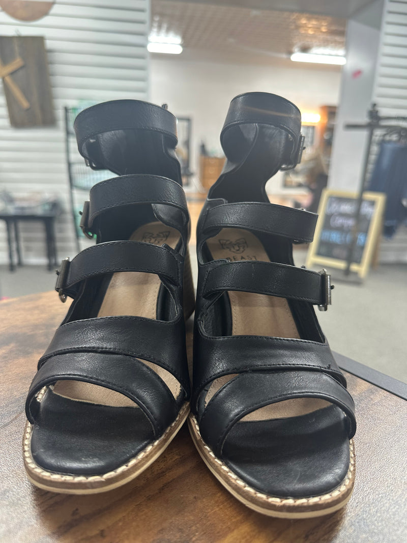 Buckle Beast Fashion Black Heels  Size 7.5.   (001)