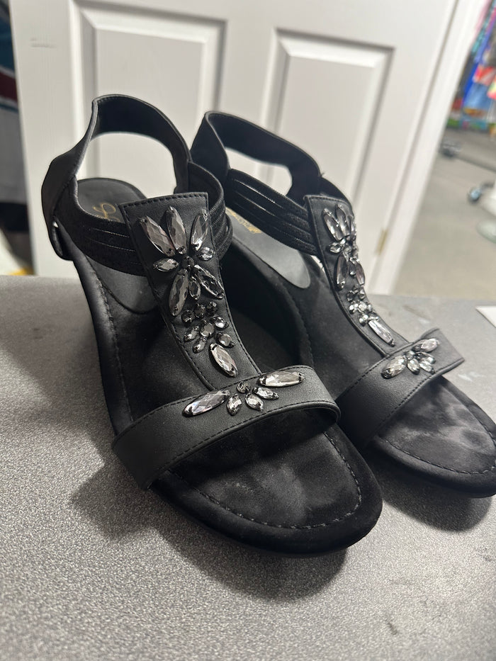 Jaclyn Smith Black Wedge Sandals      Size: 9.5        (015)