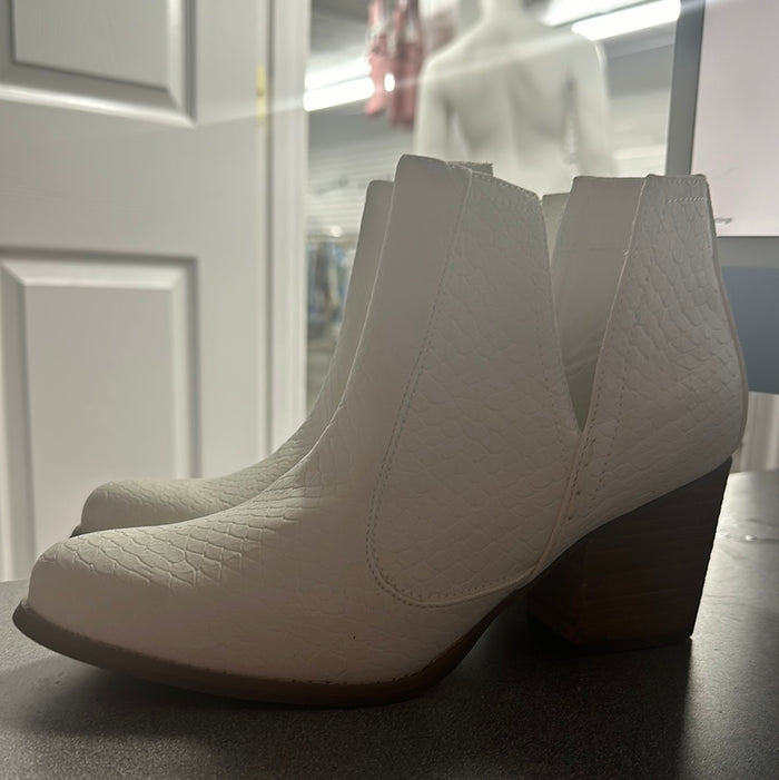 Not Rated White Boots     Size: 8.5.         (001)