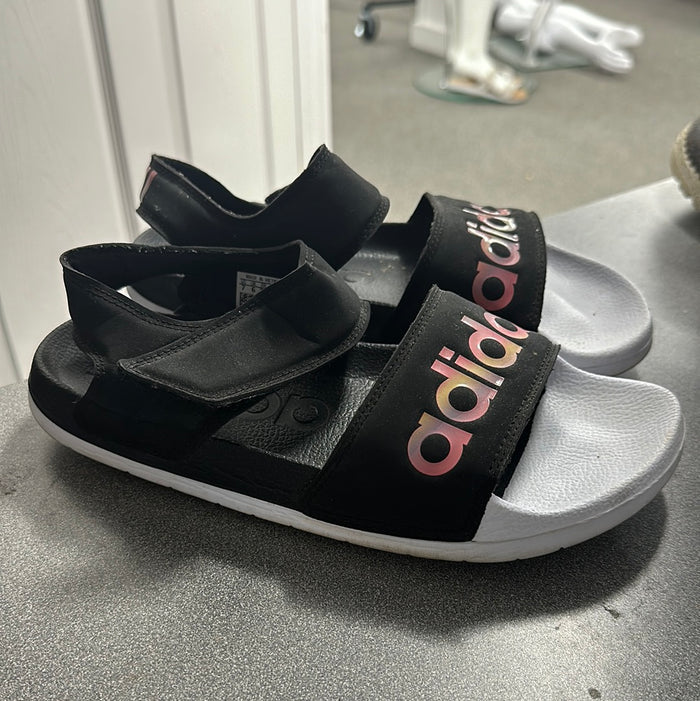 Women Adidas Sandals        Size 7        (001)