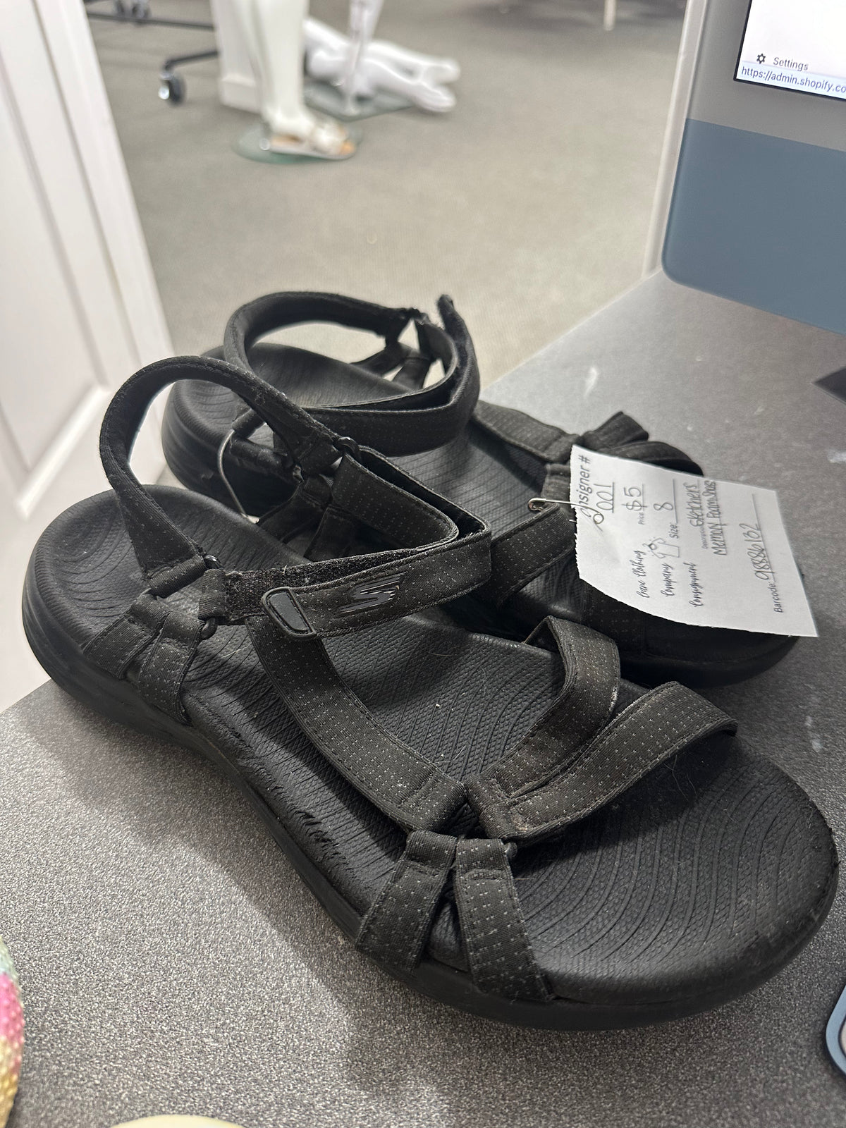 Sketchers Memory Foam Sandals      Size 8        (001)