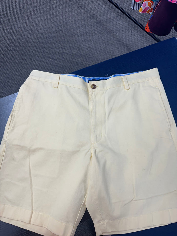 Chaps Yellow Shorts         Size: 36             (011)